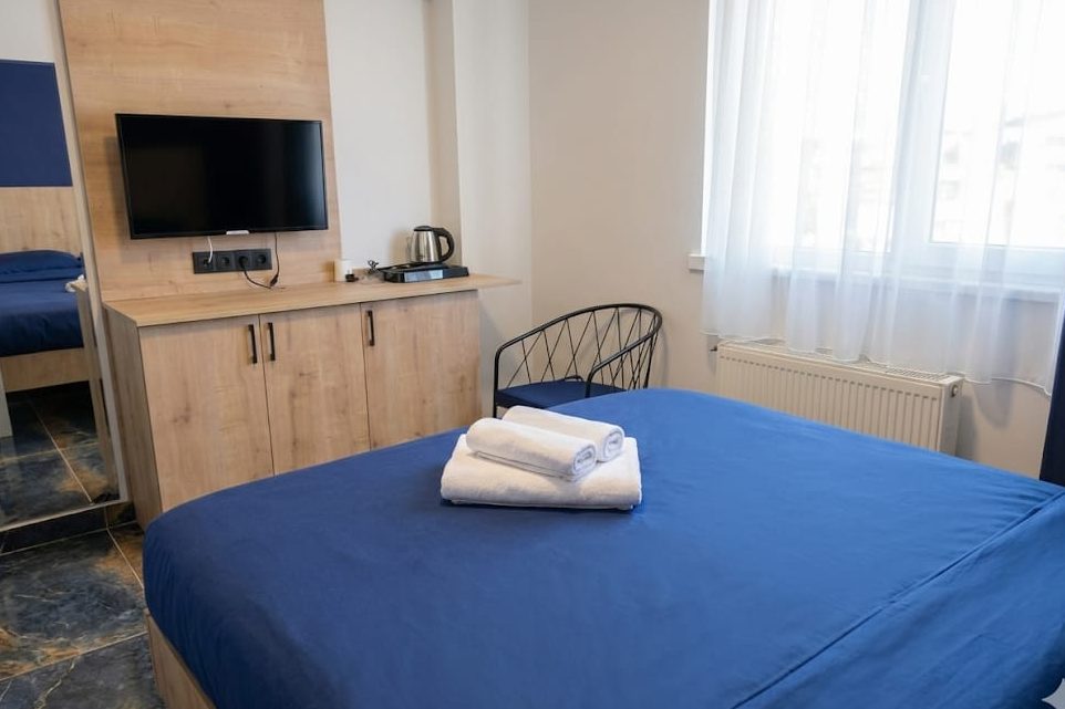 Keçiören pansiyon, suit oda ve TV ünitesi