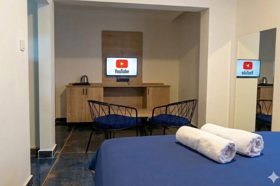 Keçiören saatlik kiralık oda, oturma alanı ve yemek masası
